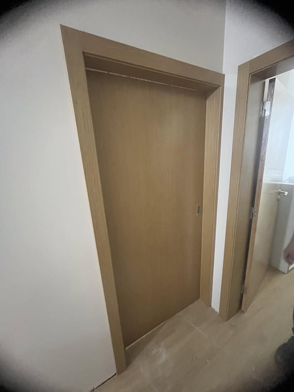 Roupeiro e portas interiores em carvalho composto, fotografia 1