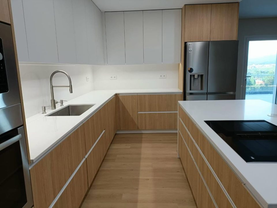 Cozinha com ilha em branco mate e carvalho, fotografia 5