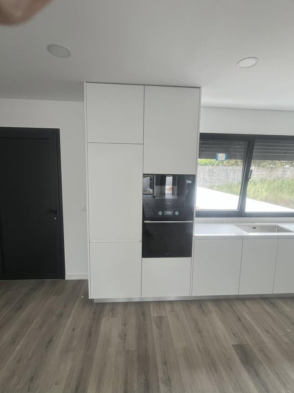 Cozinha em branco brilho com lava-louça encastrado, fotografia 3