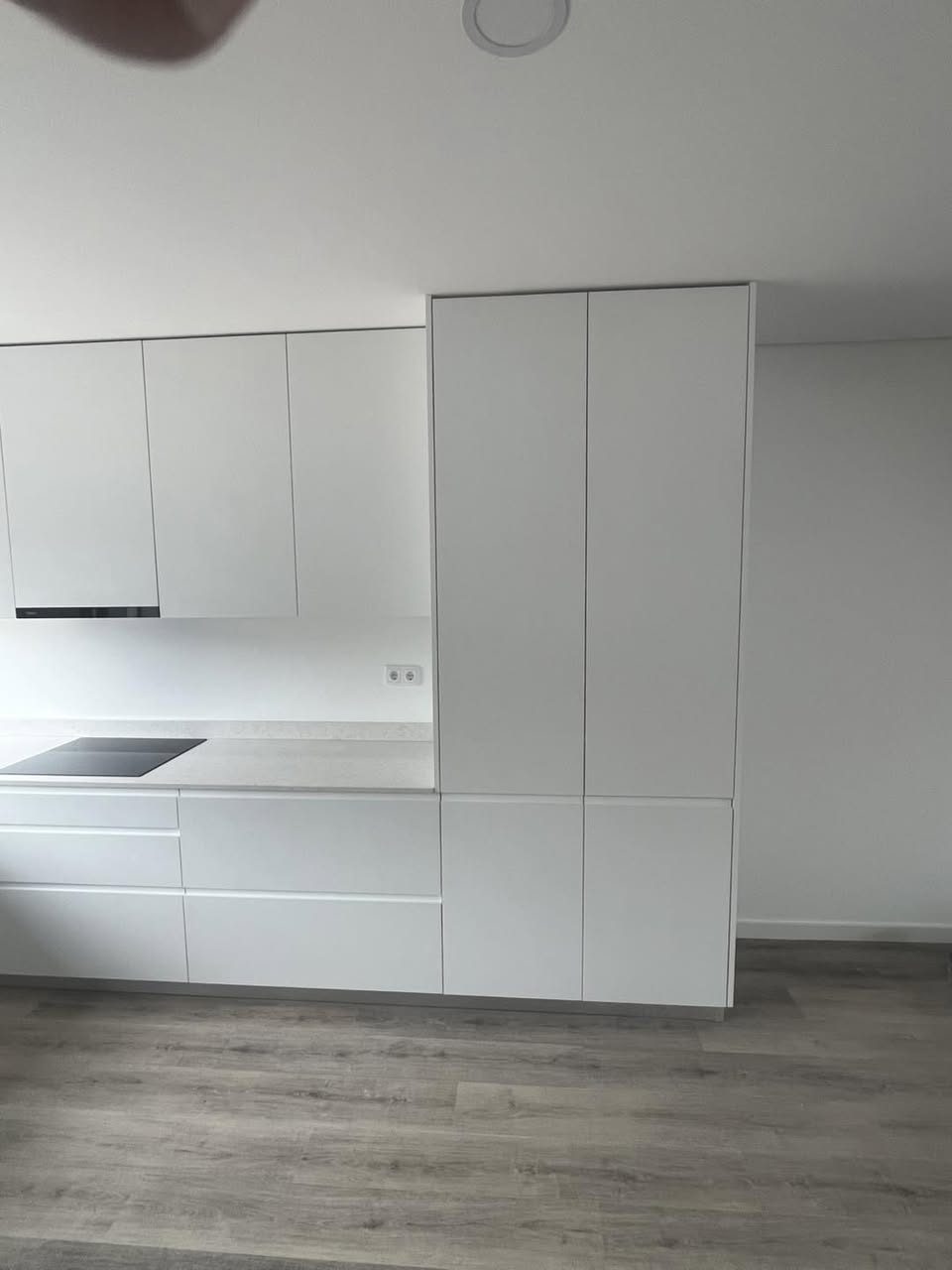 Cozinha em branco brilho com lava-louça encastrado, fotografia 2